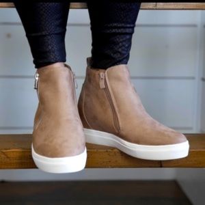 Sneaker wedged shoes